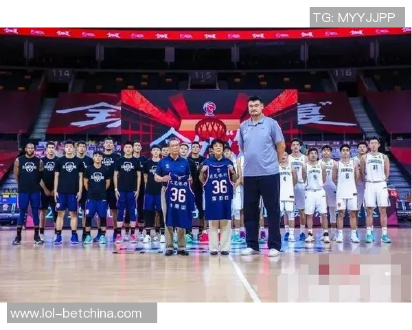 姚明在比赛中展现绝佳技术成功突破中路引发全场热烈反响